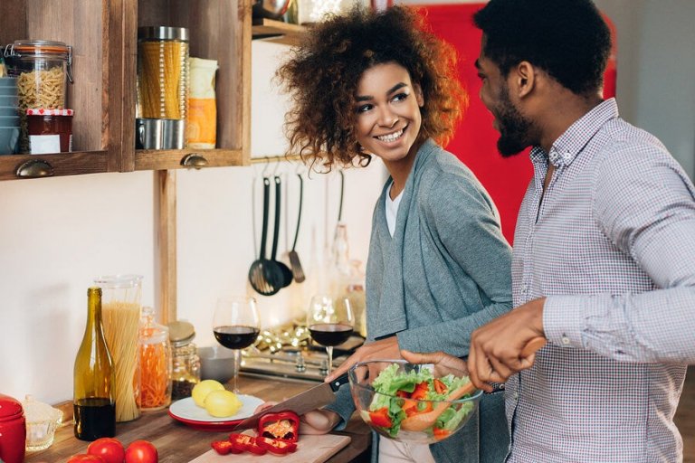 Os benefícios de cozinhar a dois para o casal