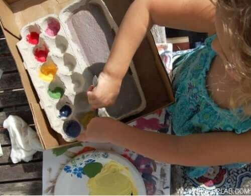 Criança fazendo arte