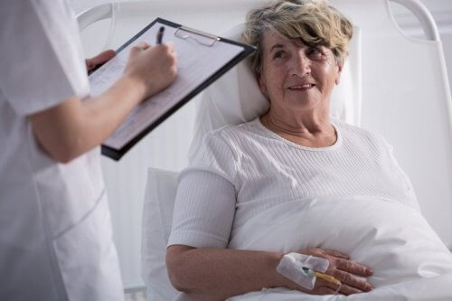 Mulher internada em hospital