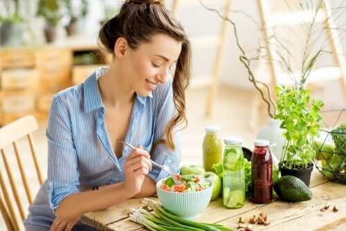 Mulher comendo uma salada