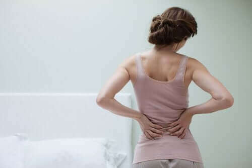 Mulher com dor nas costas