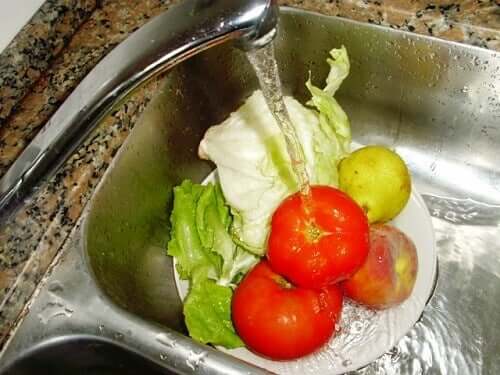 Lave verduras e frutas em uma bacia para economizar água e energia