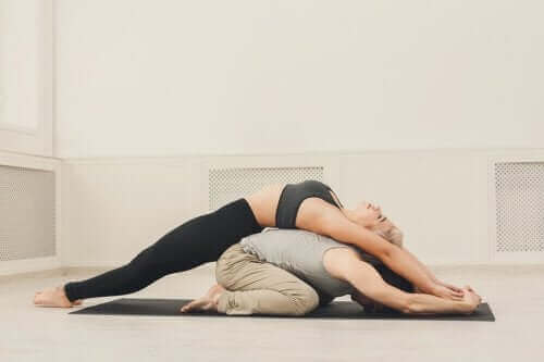 Postura de ioga para casais
