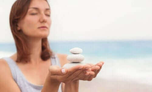Mulher meditando