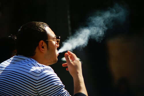Homem fumando