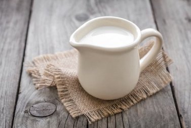 Tomar leite faz bem? Conheça os benefícios e riscos