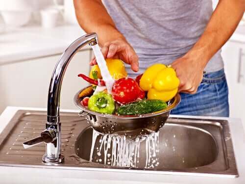 Lavar bem as frutas e vegetais