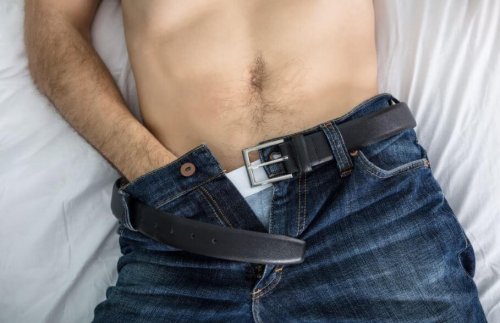 Homem se masturbando