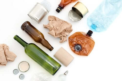 Materiais reutilizáveis ​​que acumulamos em casa