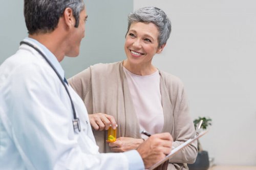 Mulher na menopausa se consultando
