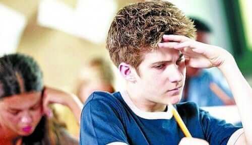 Adolescente fazendo prova