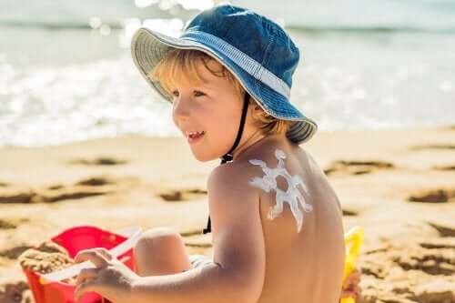 Por que é importante cuidar da pele das crianças no verão?