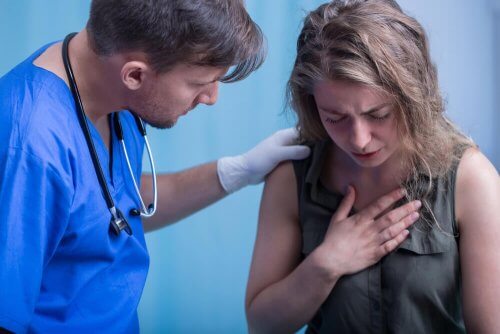 Mulher com problemas respiratórios
