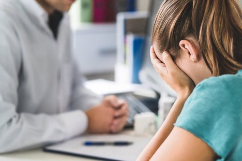 Mulher em consulta psicológica
