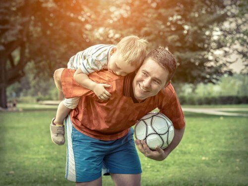 Pai e filho jogando bola