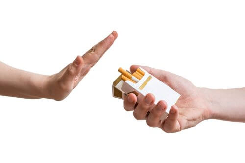 Pessoa negando cigarros