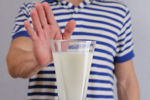 Pessoa negando um copo de leite
