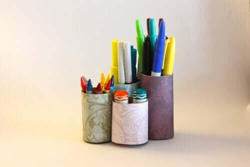 Porta-lápis caseiros feitos de latas reutilizáveis