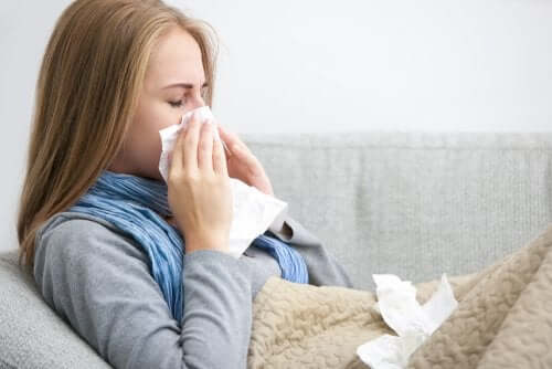 Jovem tentando se recuperar de uma gripe