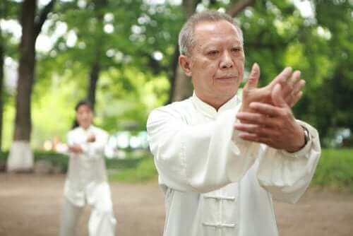 Pessoas fazendo tai chi