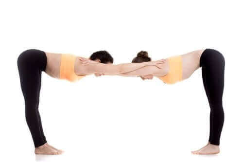 A posição Uttanasana ajuda a alongar e abrir os ombros
