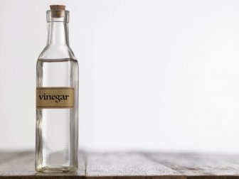 Como usar o vinagre branco na limpeza doméstica