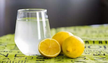 Água morna com limão