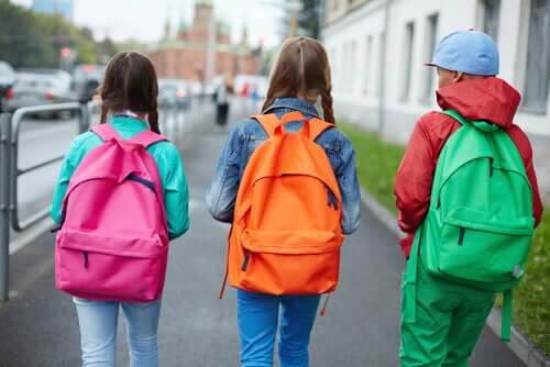 Crianças usando mochilas escolares