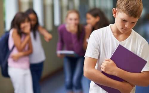 Menino sofrendo bullying na escola