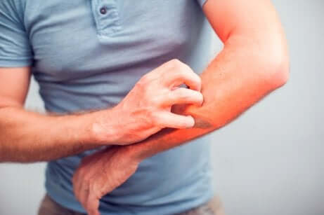 Homem sentindo coceira