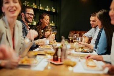 Recomendações para manter uma alimentação saudável ao comer fora