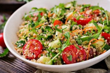 3 receitas de saladas de quinoa deliciosas