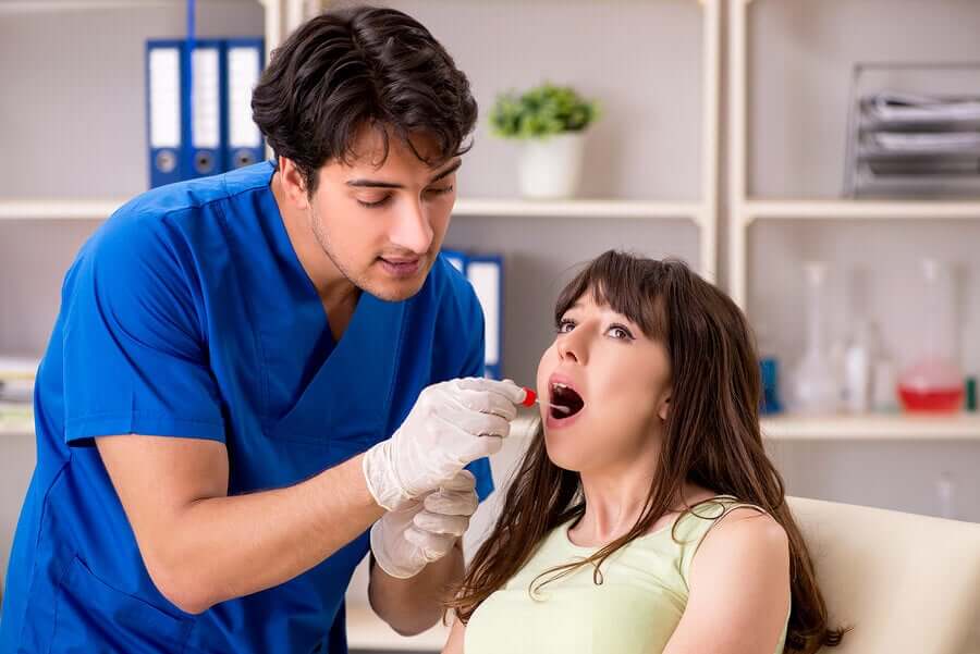 Mulher em consulta odontológica