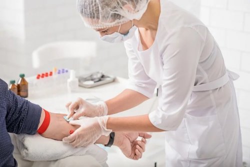 Enfermeira tirando sangue