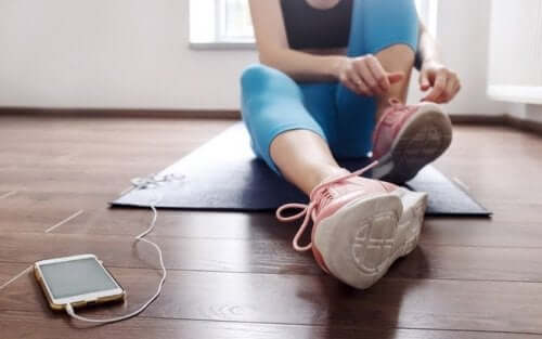 Mulher fazendo exercícios para lidar com a depressão