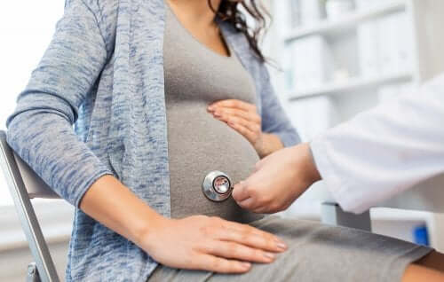 Mulher grávida em consulta médica