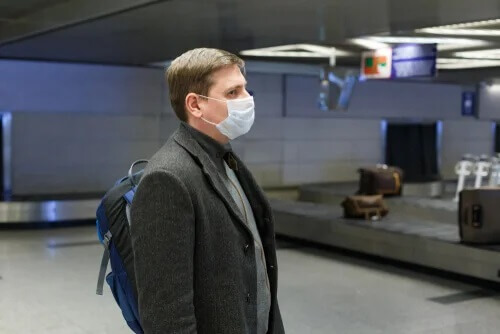 Homem usando máscara contra o coronavírus