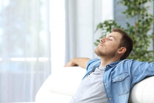 Homem praticando respiração profunda