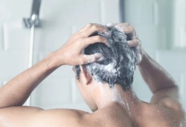 Por que é importante tomar banho todos os dias mesmo sem sair de casa?