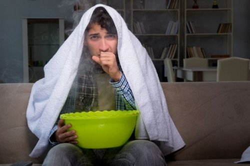 Jovem fazendo inalação de vapores.