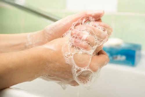 Lavar as mãos com água e sabão