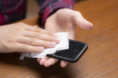 Como limpar o seu celular para prevenir o contágio pelo coronavírus