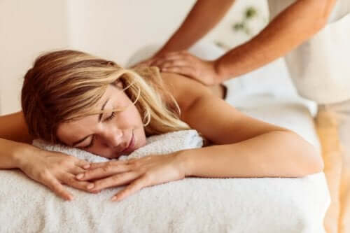 Mulher fazendo massagem com profissional