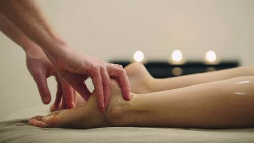 Tocar os pés é muito sensual e relaxante