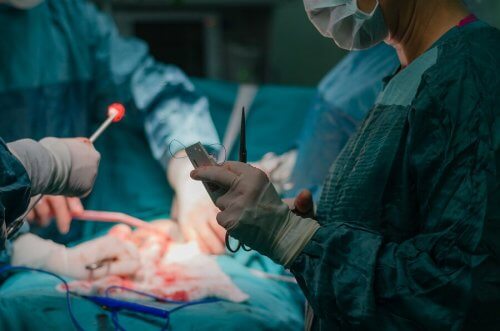 Médicos fazendo histerectomia