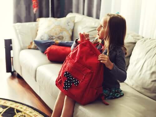 Menina com mochila escolar