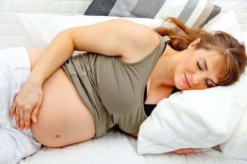 Mulher grávida dormindo