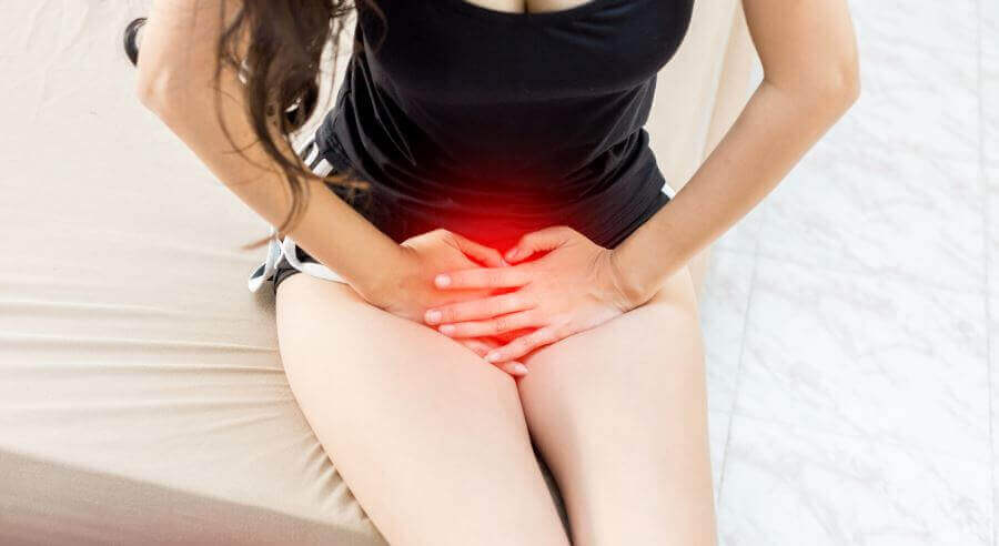 Mulher com infecção por chato