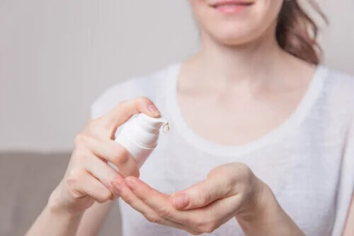 Mulher passando gel desinfetante