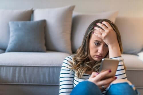 Mulher precisando se desconectar do celular